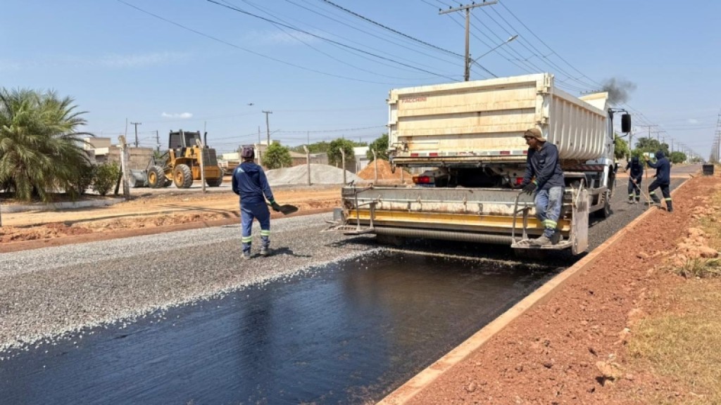 Estrada Claudete recebe aplicação de asfalto e avança para conclusão de importante obra viária em Sinop