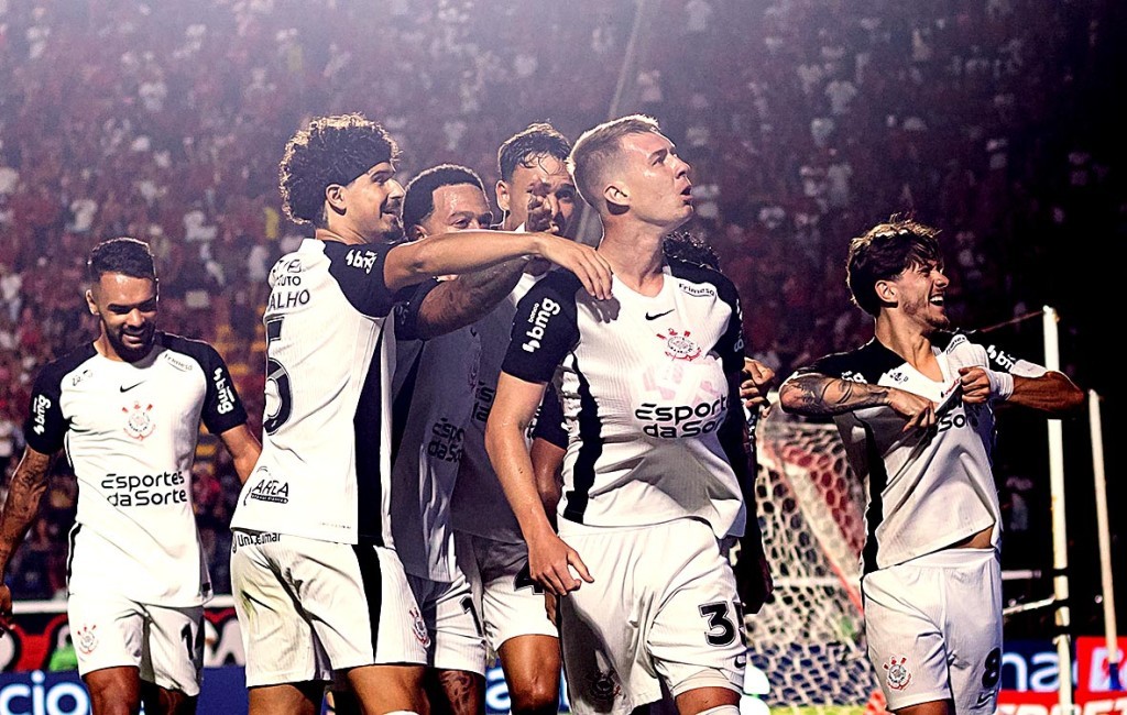Corinthians vence Vitória no Barradão e conquista sequência inédita no Brasileirão