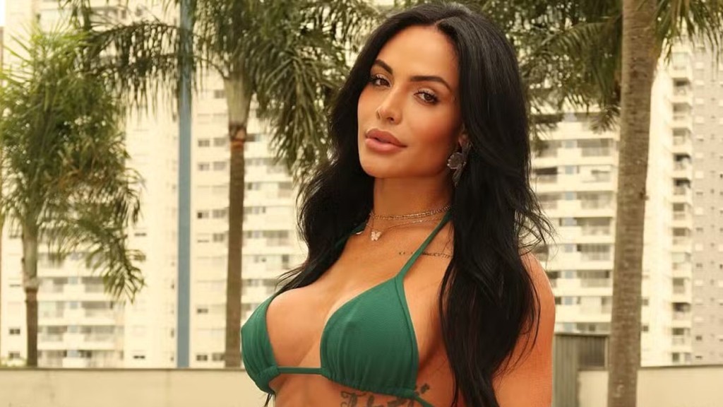 Aline Mineiro exibe shape definido em cliques de biquíni: ‘Toda definida’