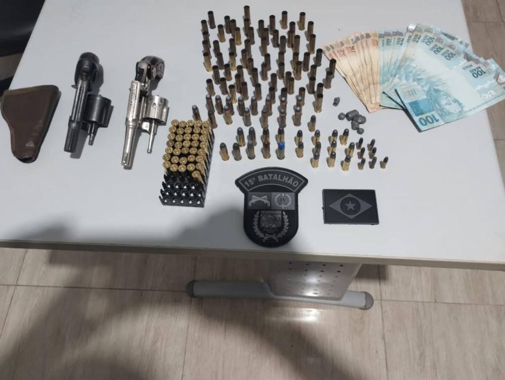 PM prende homem por ameaçar companheira e apreende armas e 141 munições