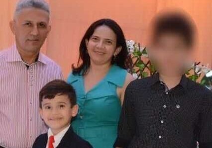 Adolescente mata a mãe e irmão e atira no pai porque foi proibido de jogar no celular