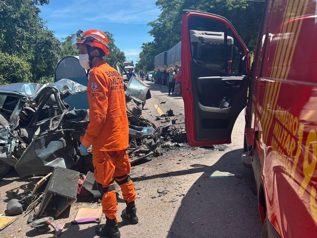 Bombeiros socorrem vítimas de acidente entre carro de passeio e caminhonete na BR-070