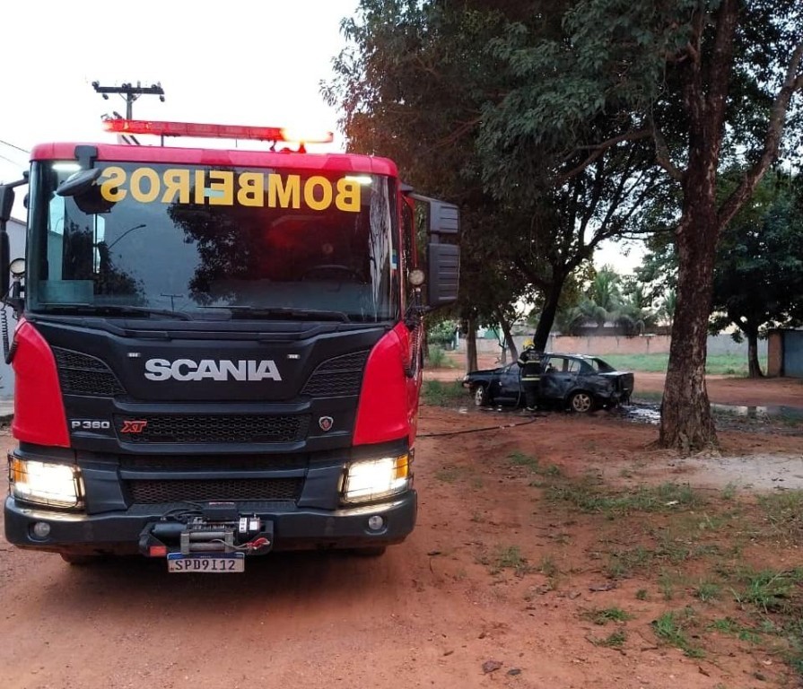 Bombeiros combatem incêndios em ônibus e carro em dois municípios do interior