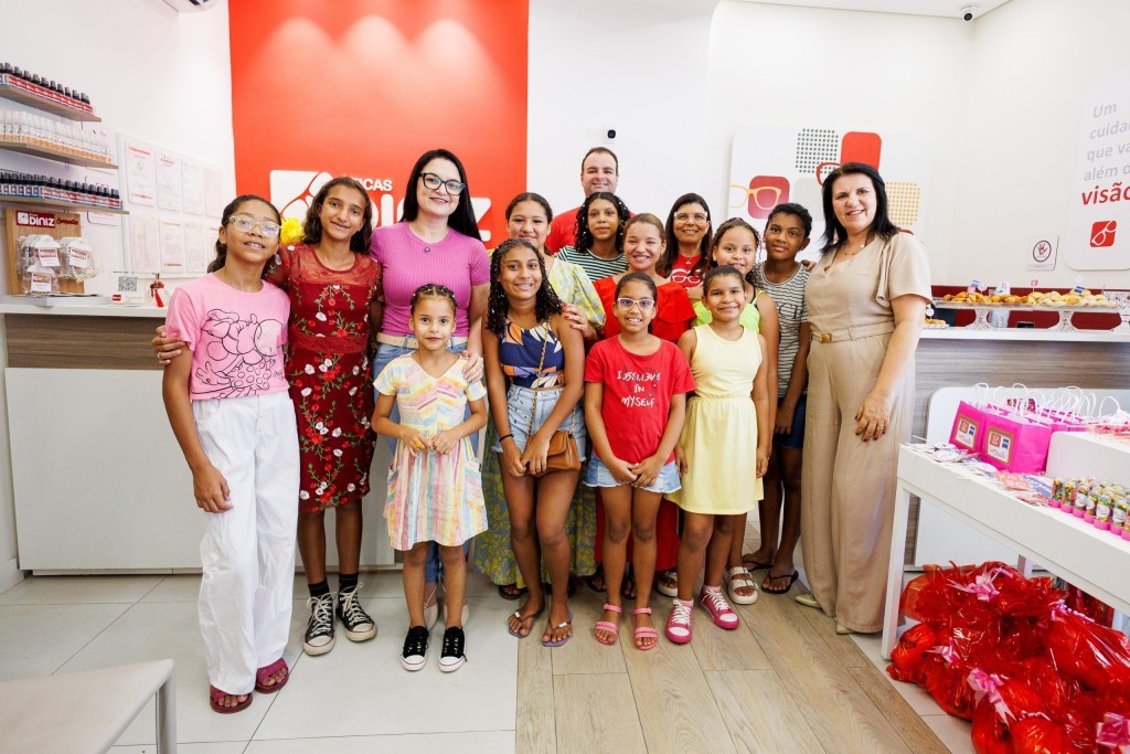 Primeira-dama participa da entrega de óculos a meninas do Programa Siminina