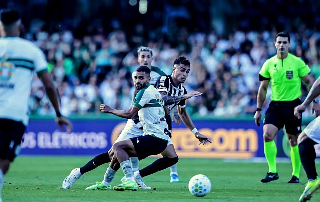 Coritiba vence Atlético-MG e acaba com seca no Brasileirão