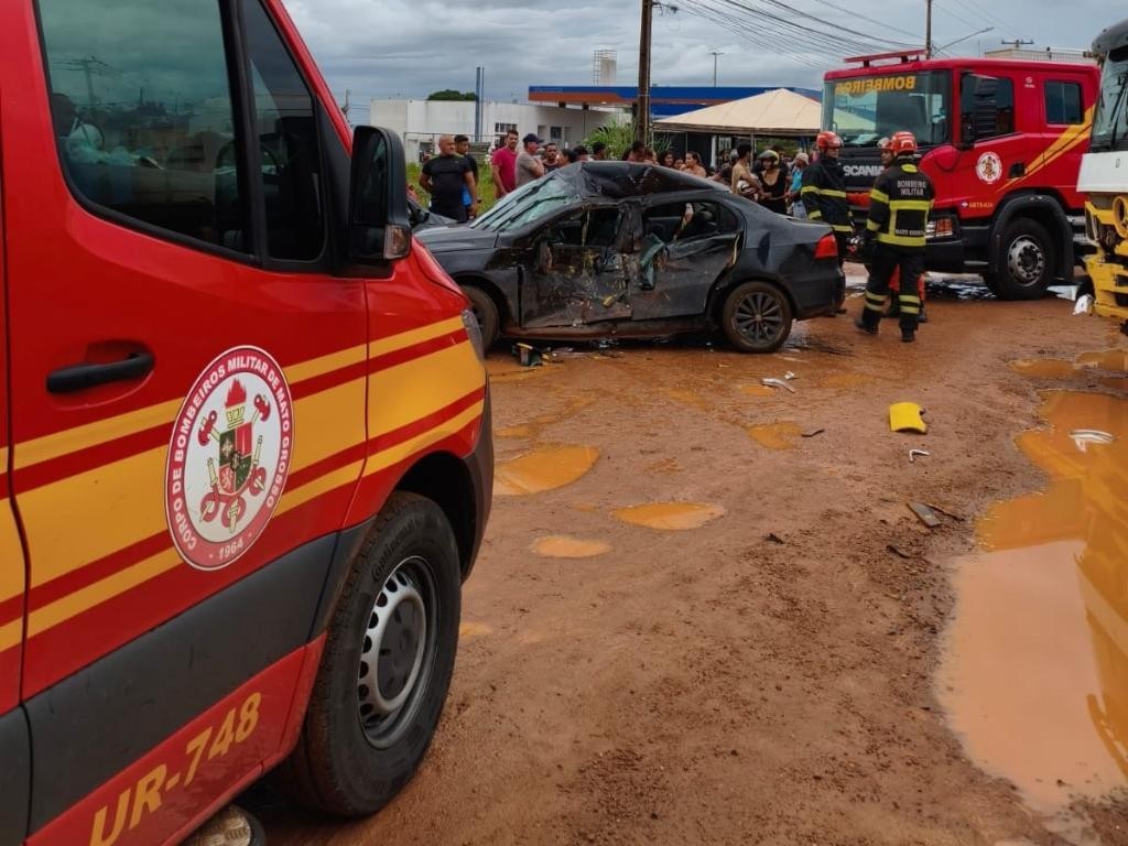 Corpo de Bombeiros socorre vítimas de acidente de trânsito na MT-140
