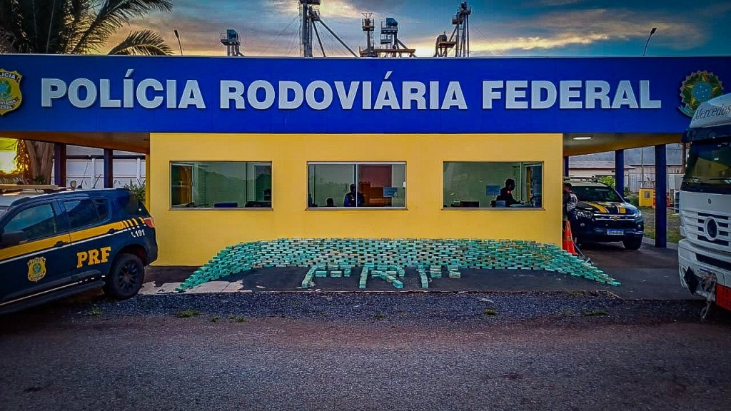 PRF apreende quase meia tonelada de pasta base de cocaína em caminhão-tanque na BR-364