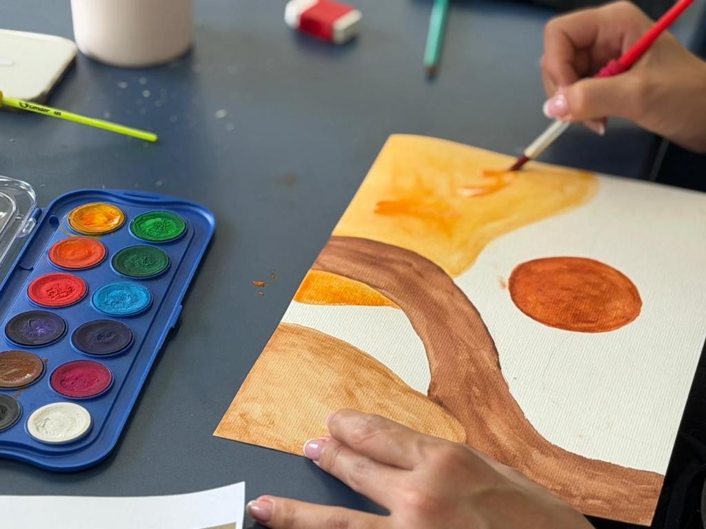 Oficinas de aquarela usam a arte para promover inclusão e autonomia no tratamento