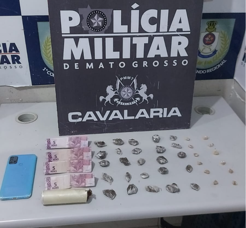 Cavalaria da PM prende dupla por tráfico e apreende diversas porções de maconha e pasta base de cocaína