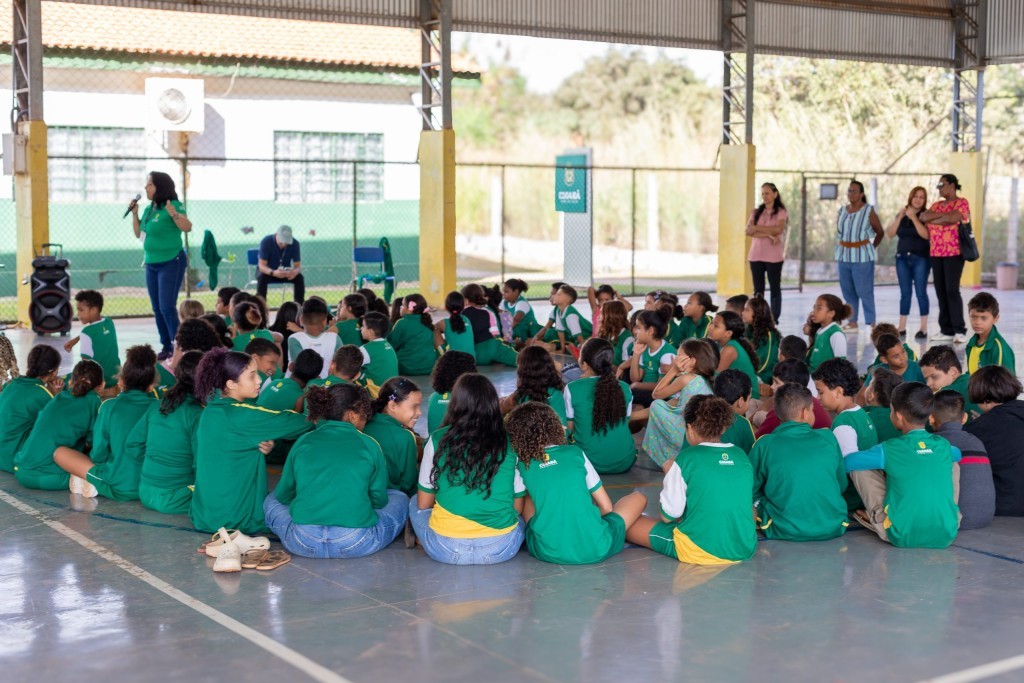 Escola recebe plantio de mudas de árvores frutíferas e fortalece educação ambiental no Pedra 90