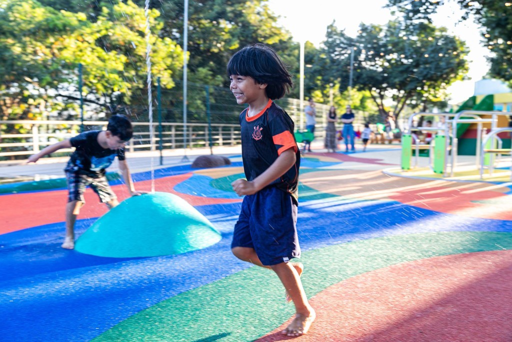 Cuiabá entrega playground na Orla do Porto e anuncia expansão do projeto para outras regiões da cidade