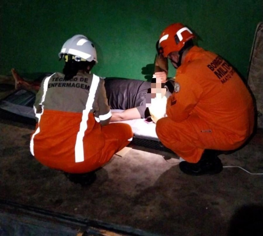 Bombeiros atendem ocorrência de emergência clínica e socorrem homem em situação de rua