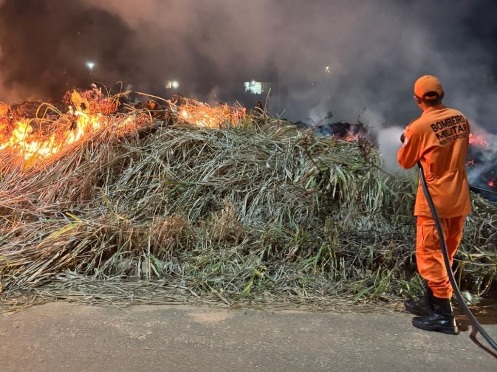 Corpo de Bombeiros combate incêndio em resíduos sólidos e em área de vegetação