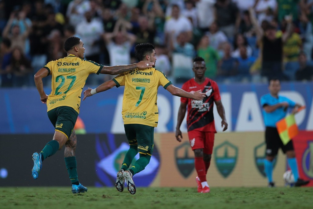 Cuiabá bate Athletico-PR em casa e conquista a liderança da Série B