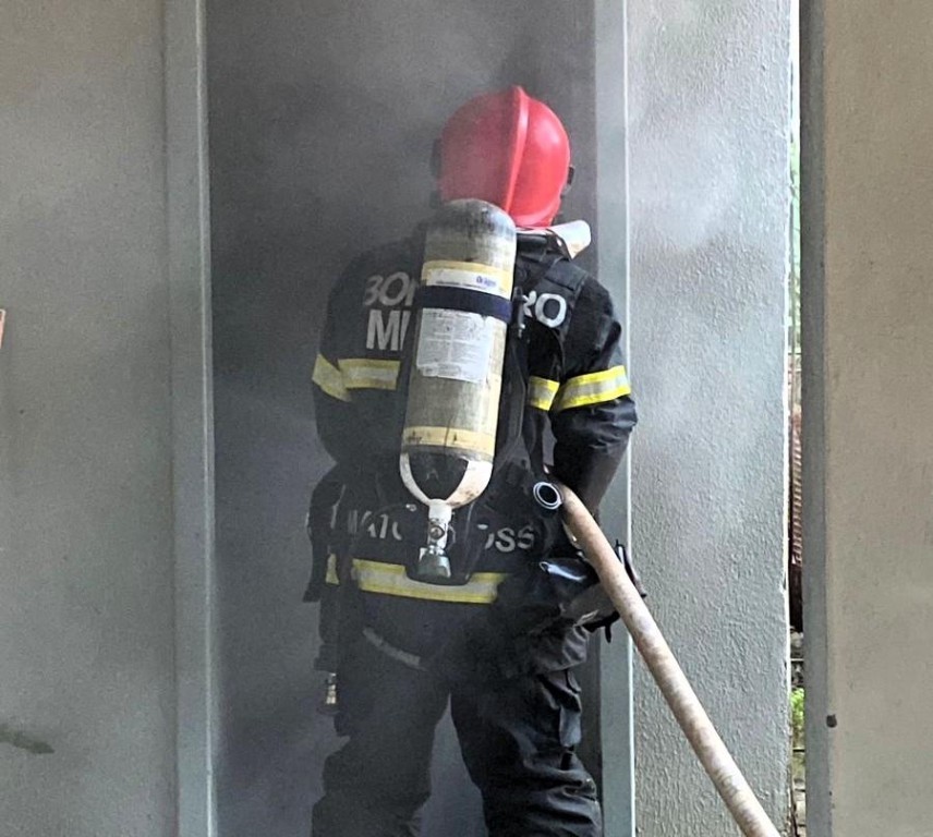 Bombeiros extinguem incêndio em residência após curto-circuito em ventilador