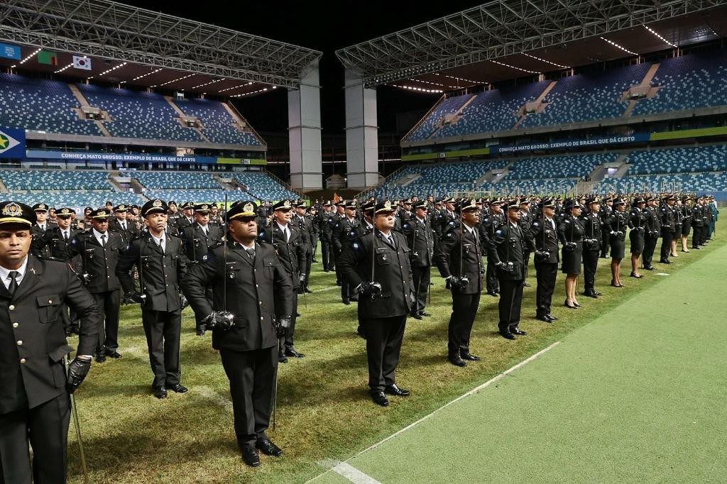 Governo de MT promove 1.015 oficiais e praças da Polícia Militar em solenidade alusiva à Tiradentes