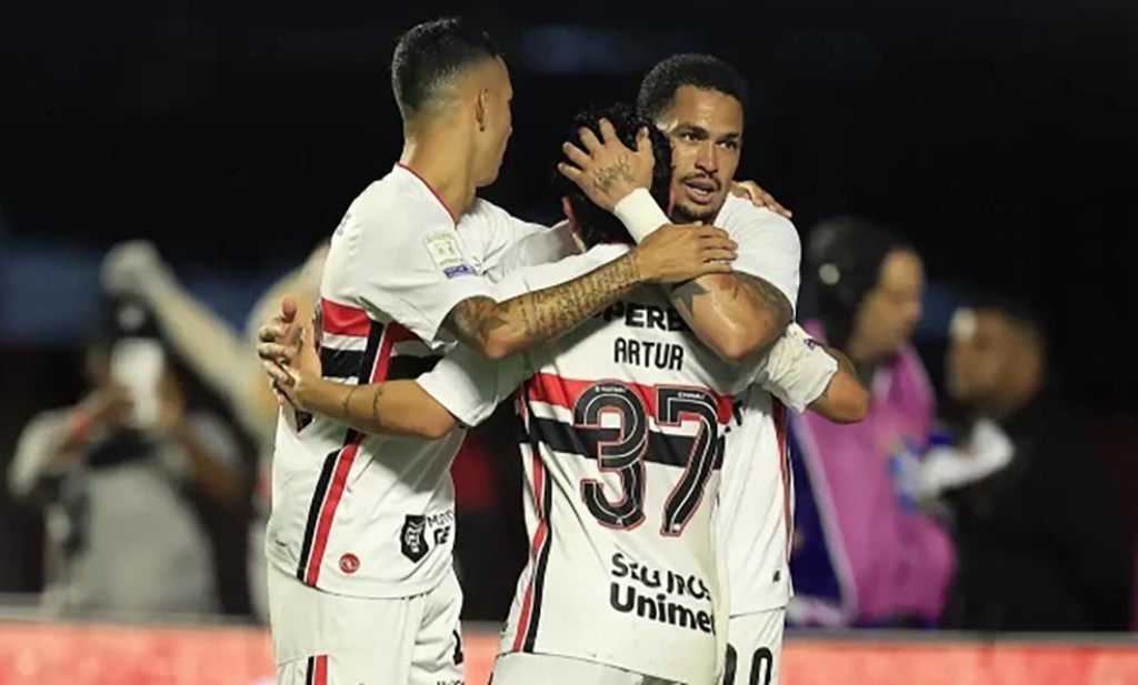 São Paulo vence o Atlético-MG e volta a emendar vitórias no Brasileirão