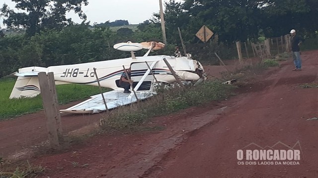 Rondonópolis – Avião com documentação vencida cai, piloto tenta esconder aeronave com lona e foge 