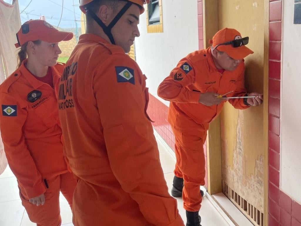 Bombeiros resgatam mulher que ficou presa em banheiro de escola municipal