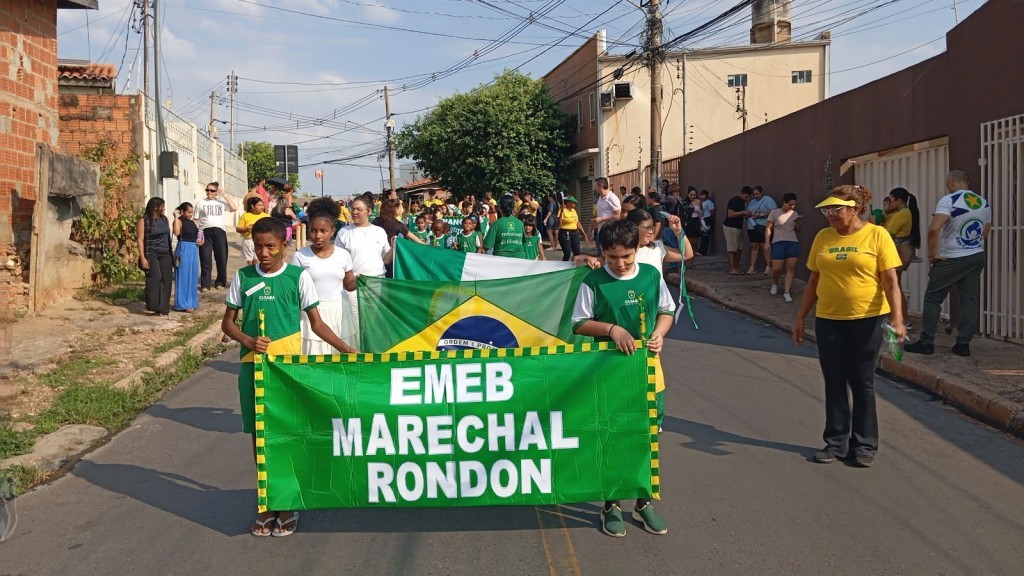 Desfile da Emeb Marechal Cândido Rondon emociona comunidade e promove encontro de gerações