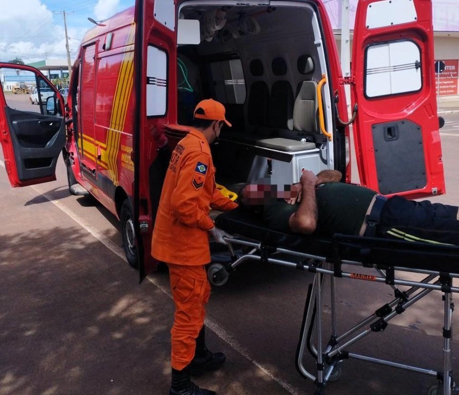 Bombeiros socorrem homem após crise convulsiva em via pública
