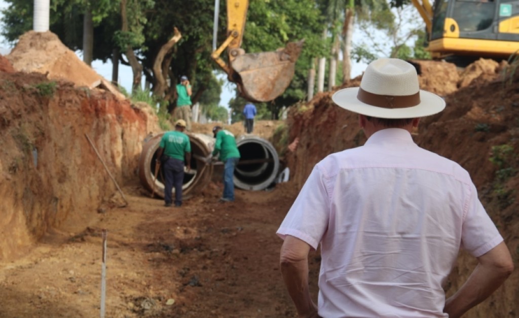 Prefeito vistoria obras de fechamento de valeta no Palmeiras