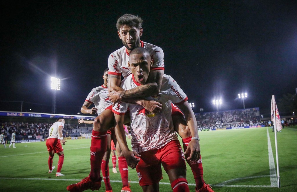 Golaço de Jhon Jhon garante vitória e cola o Bragantino no G-4 do Brasileirão