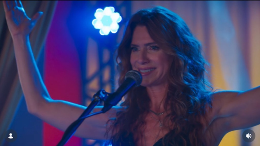 Em vídeo, Letícia Spiller mostra que além de atuar em novelas, também canta muito bem