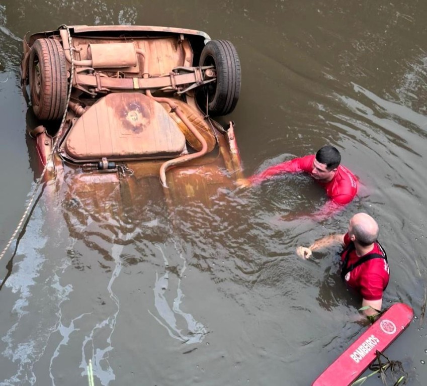 Bombeiros resgatam corpo de homem após veículo cair e ficar submerso em rio