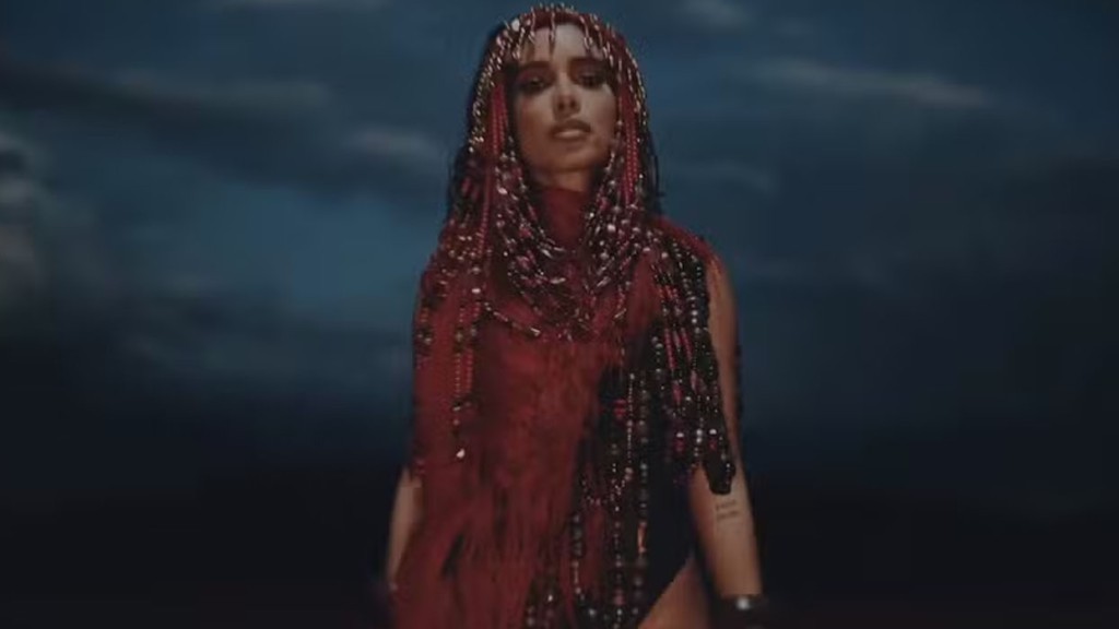 Anitta lança ‘Choka Choka’ de Shakira e divulga lyric video: ‘Tô muito choka choka’