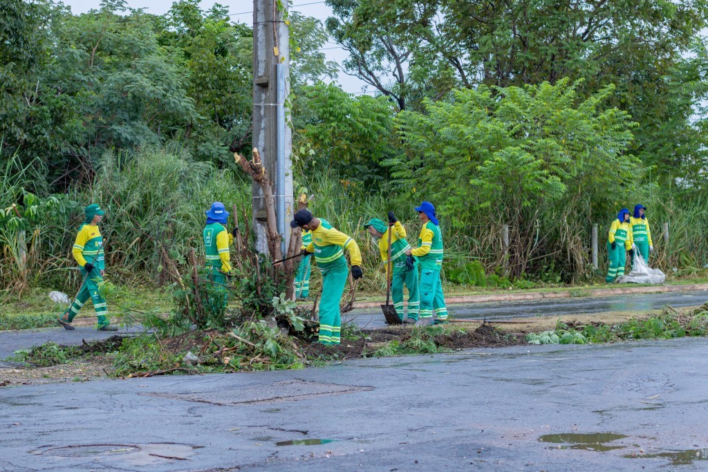 Prefeitura de Cuiabá realiza mutirão no Santa Terezinha e retira 30 toneladas de lixo no primeiro dia
