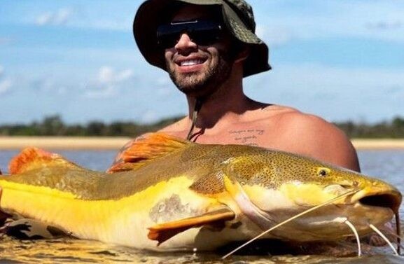 Gusttavo Lima pesca e solta peixe de mais de 30 kg no Rio Araguaia em São Félix do Araguaia