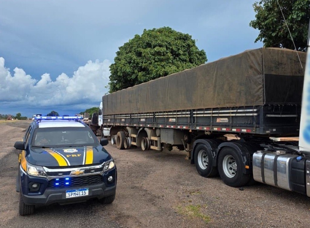 PRF intercepta carreta trafegando sem 14 pneus na BR-364 em Rondonópolis (MT)