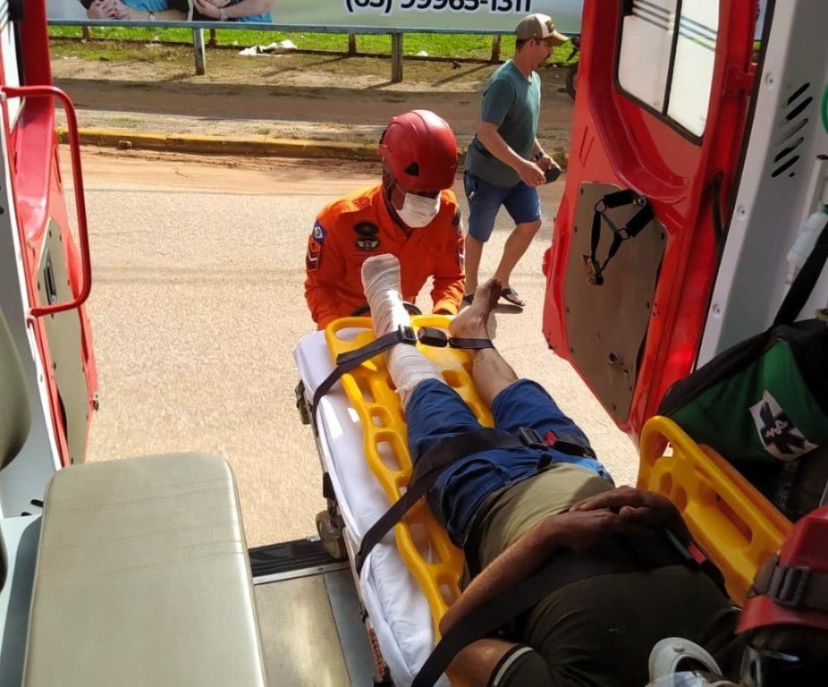 Bombeiros socorrem duas vítimas após colisão entre motocicletas