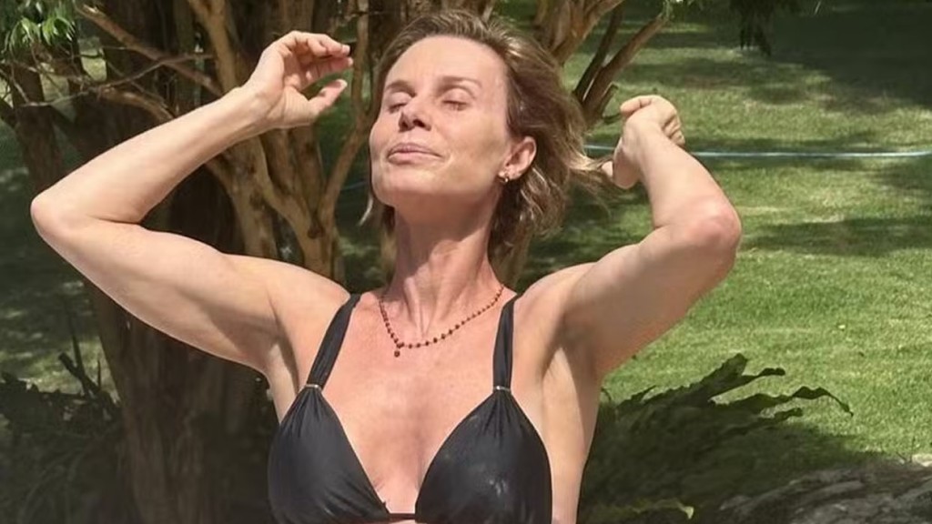 Paula Burlamaqui posa de biquíni em dia de sol e impressiona com boa forma: ‘Natureza’