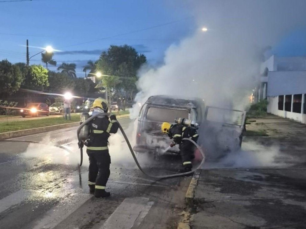 Corpo de Bombeiros combate incêndio em carro que pegou fogo em região central de município