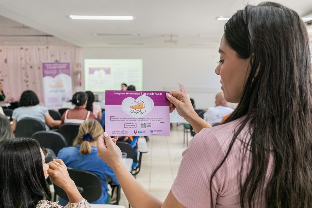 Semana de Conscientização sobre Adoção mobiliza servidores do município em Cuiabá
