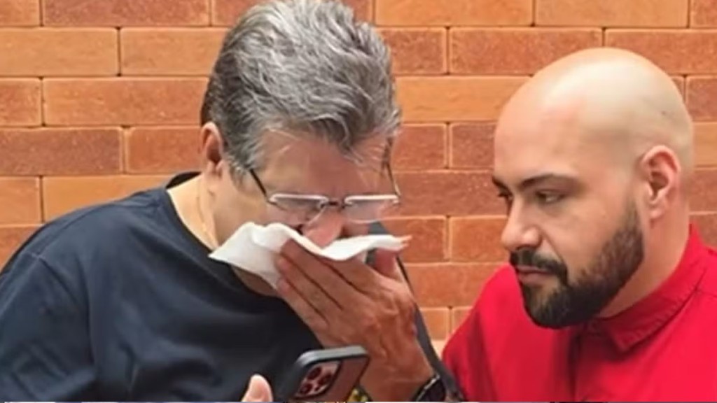 Tiago Abravanel emociona o pai ao cantar música gospel em dia especial: ‘Chorou’