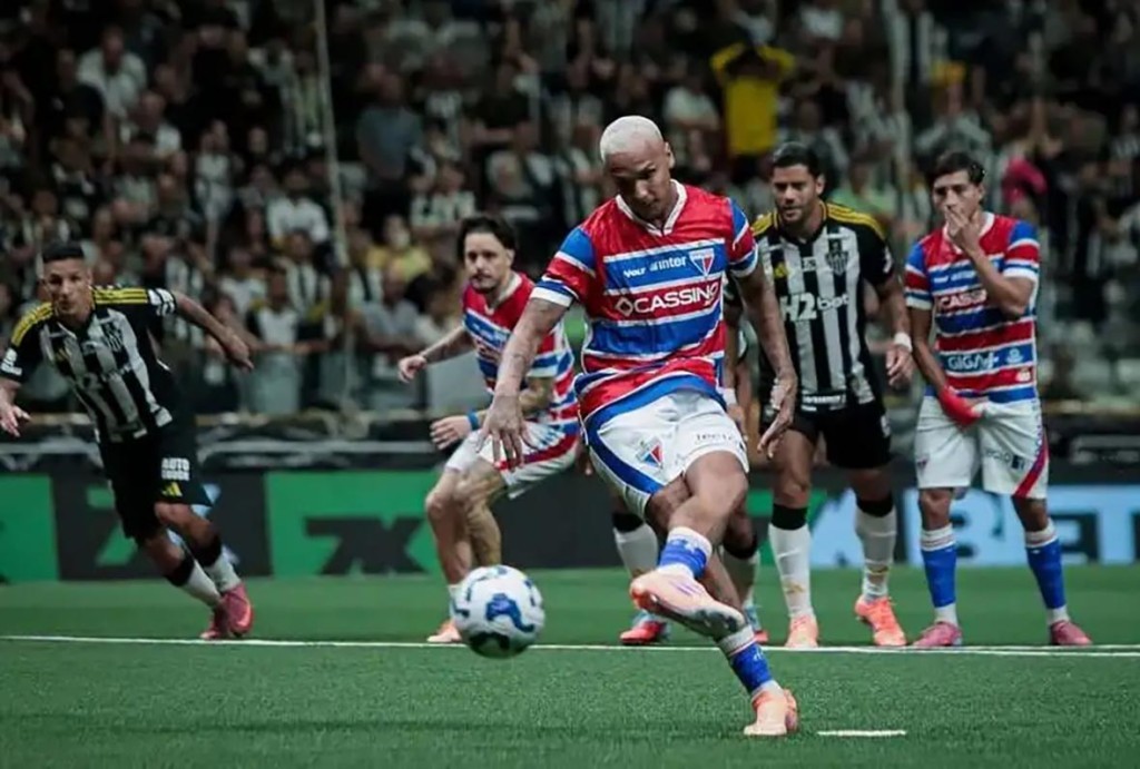 Atlético-MG e Fortaleza empatam em jogo eletrizante; 3 gols de Deyverson