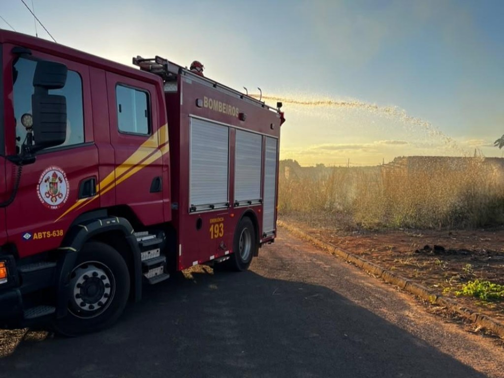 Corpo de Bombeiros combate incêndios em vegetação de dois terrenos baldios em Confresa