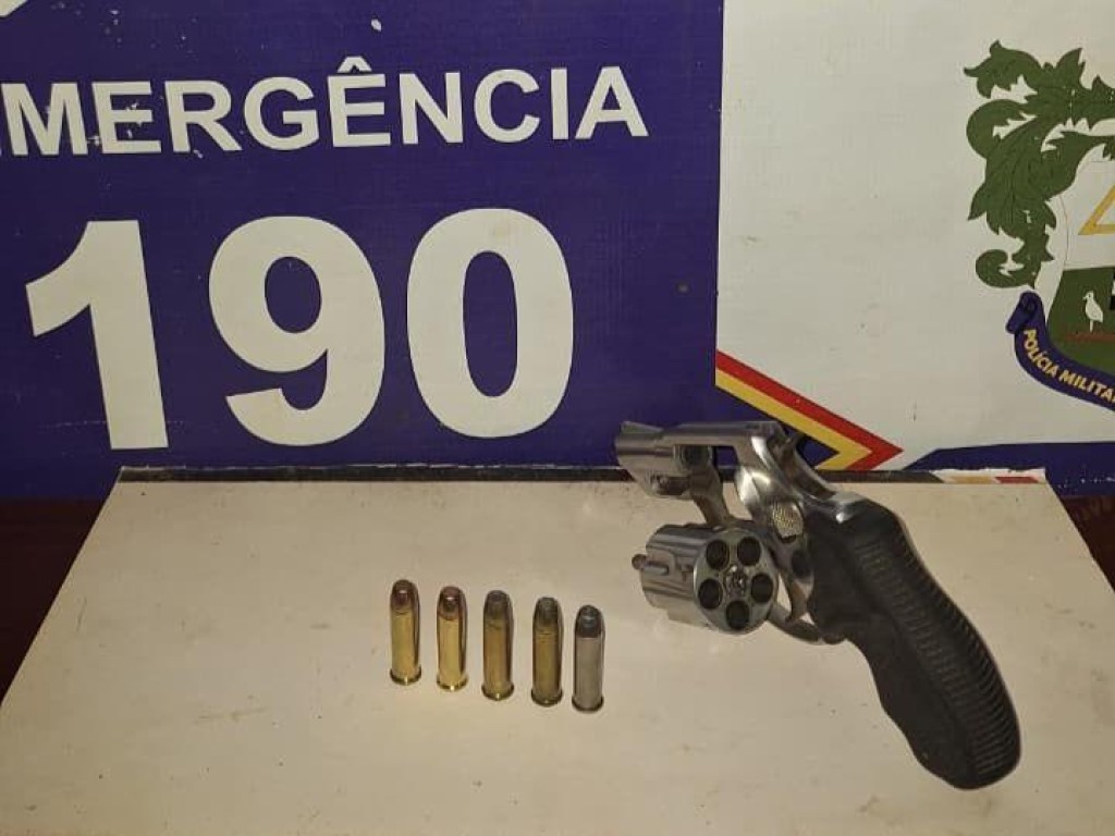 Homem é preso pela PM com revólver dentro de carro em Dom Aquino
