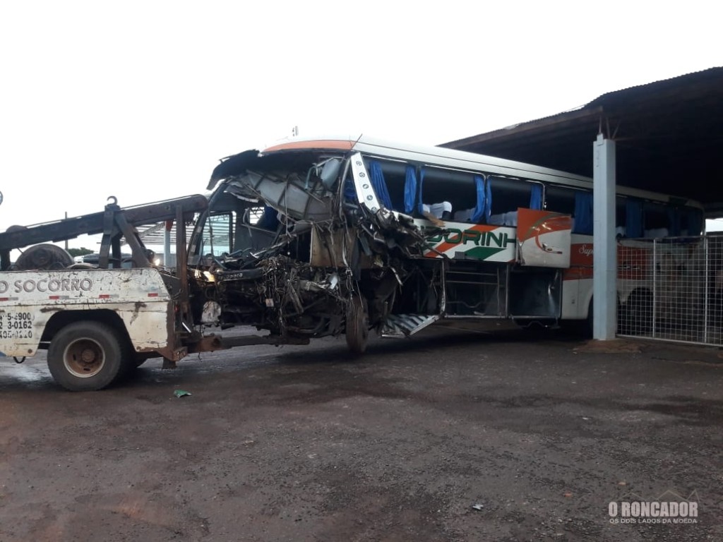Grave acidente entre ônibus e carreta com 1 morto e 8 feridos na Br 070 perto de General Carneiro