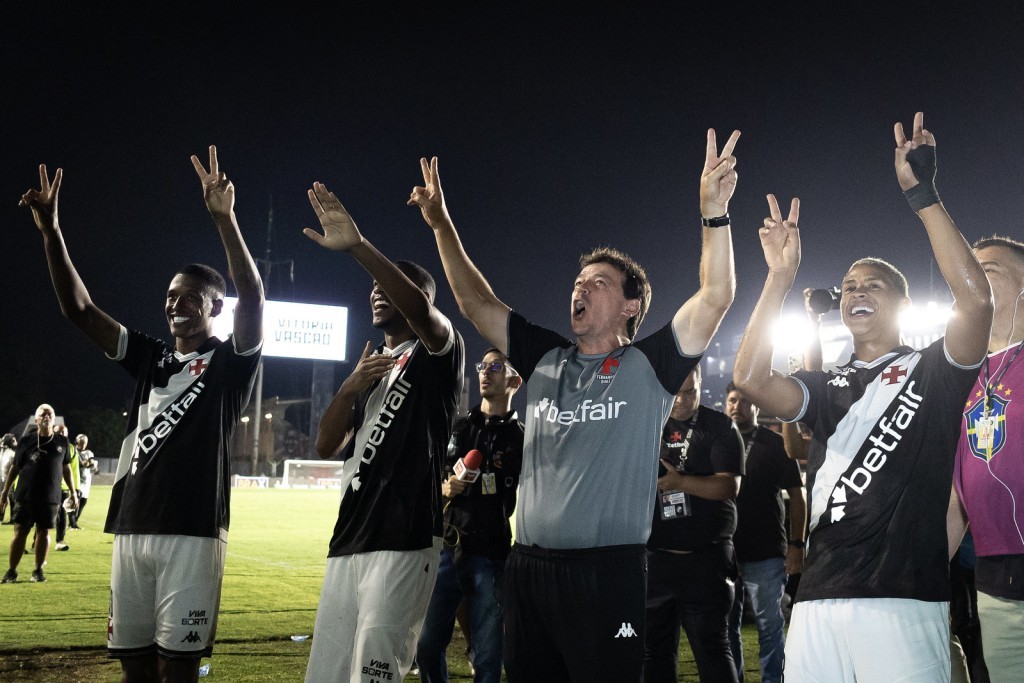 Vasco goleia o Internacional em noite diluviana e se garante na Série A do Brasileirão