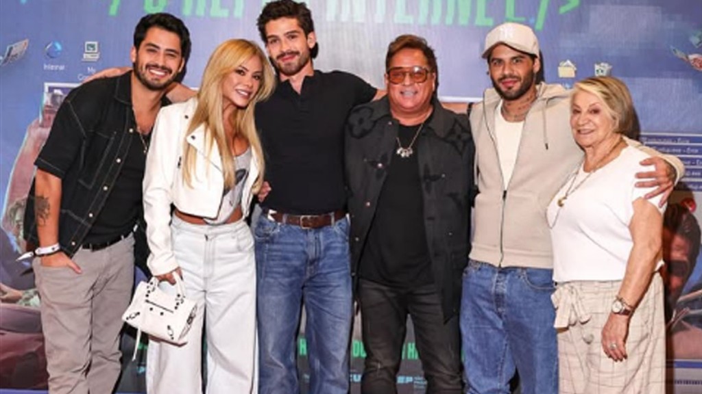 João Guilherme reúne Leonardo e família em pré-estreia de ‘O Rei da Internet’