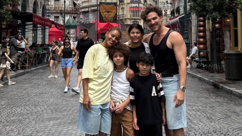 Aline Wirley e Igor Rickli curte dias em parques de Orlando com os filhos: ‘Especial!’
