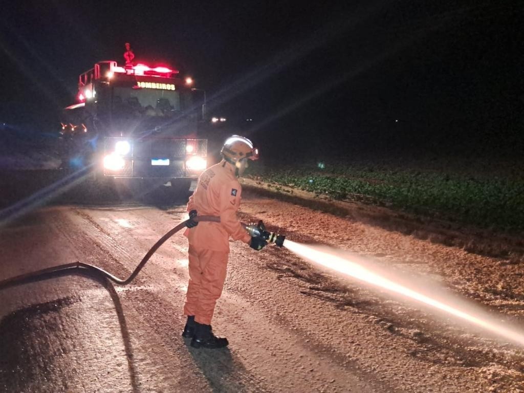 Corpo de Bombeiros realiza limpeza de pista após carreta carregada com soja tombar na rodovia MT-244