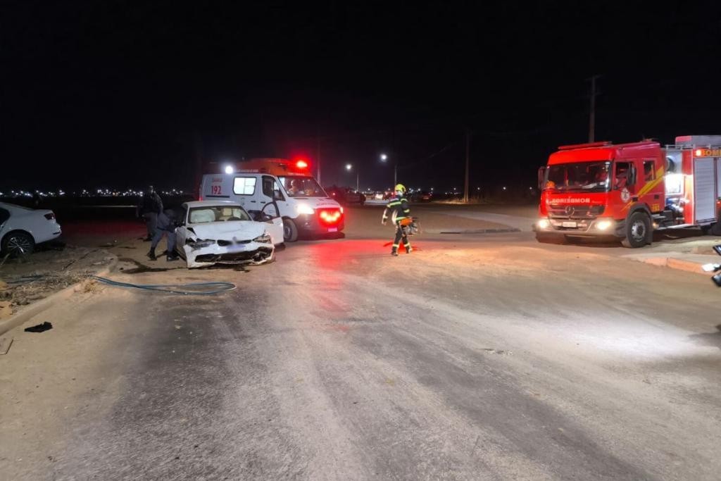 Corpo de Bombeiros Militar desencarcera vítima presa às ferragens após colisão entre veículos