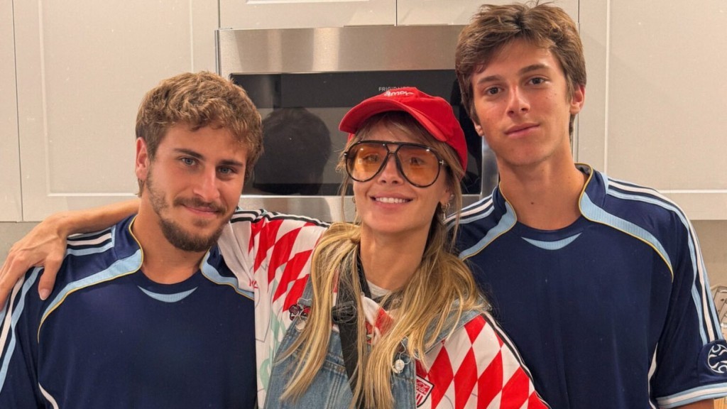 Carolina Dieckmann reúne filhos em viagem e exibe foto rara com os dois: ‘Davi e José’