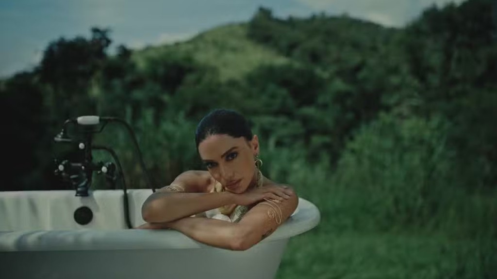 Anitta lança clipe de ‘So Much Love’ e celebra amor leve: ‘Simples e tranquilo’
