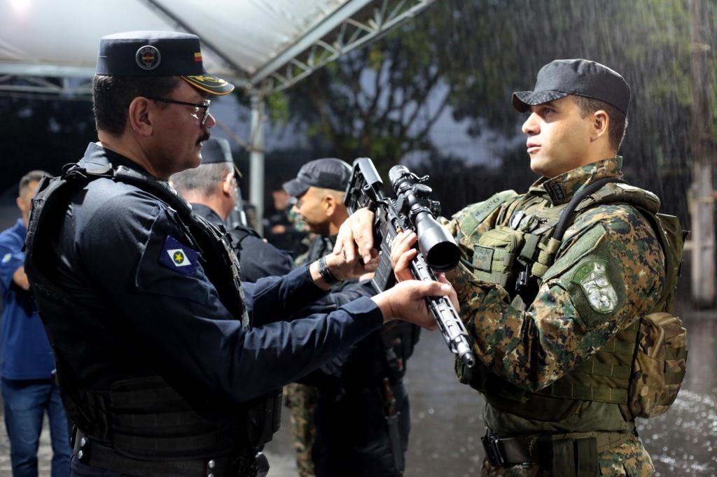 Governo de MT entrega R$ 2,3 milhões em fuzis e drones ao Bope
